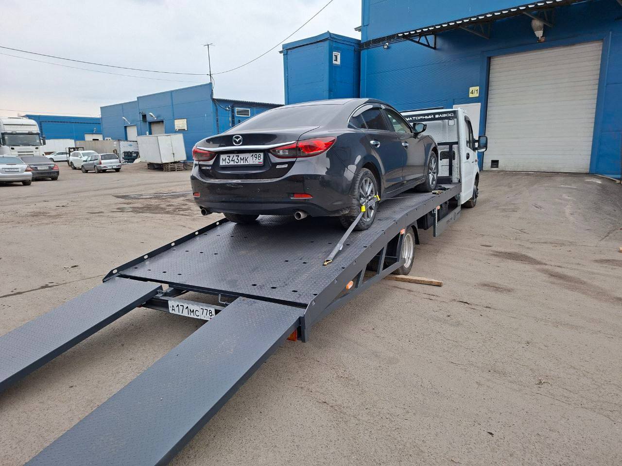 Закрепленный автомобиль на платформе эвакуатора